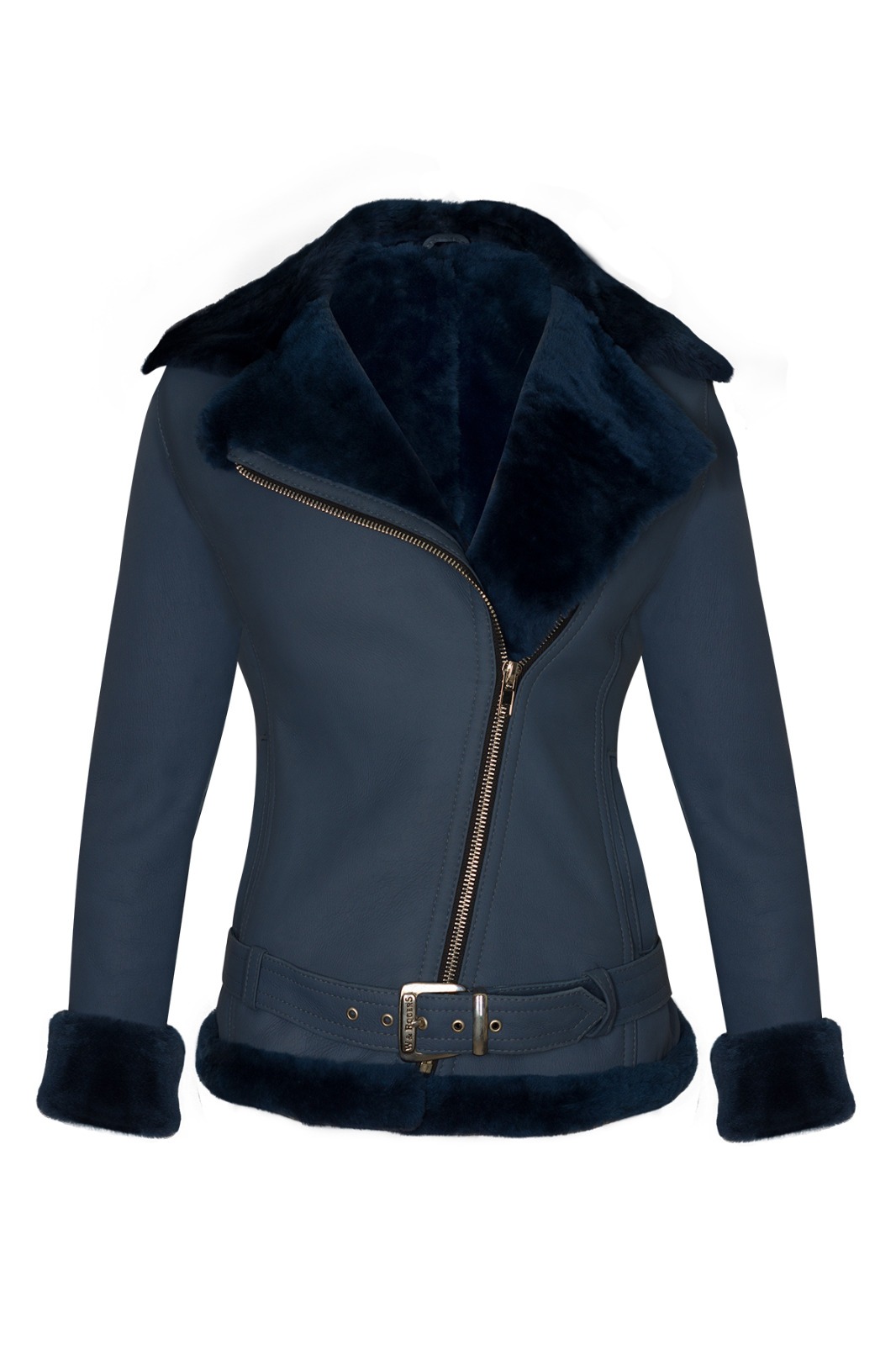 Niebieska kurtka typu pilotka z futrzanym kołnierzem i mankietami, zapinana na asymetryczny zamek błyskawiczny, z paskiem w talii i srebrną klamrą, na białym tle.