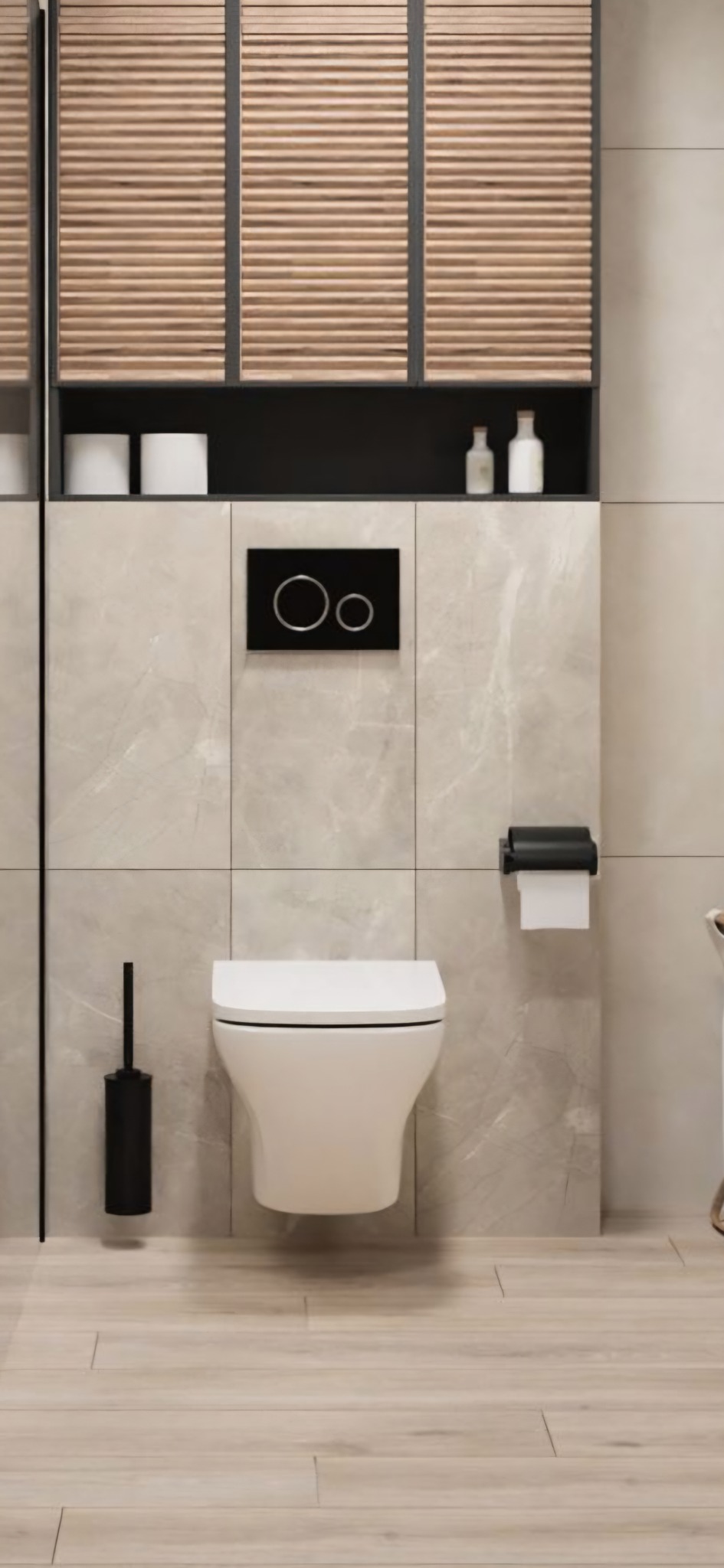 Nowoczesna, podwieszana toaleta w łazience wykończonej płytkami imitującymi marmur, z drewnianymi żaluzjami w szafkach wiszących i czarnymi akcesoriami, takimi jak szczotka do WC i uchwyt na papier...