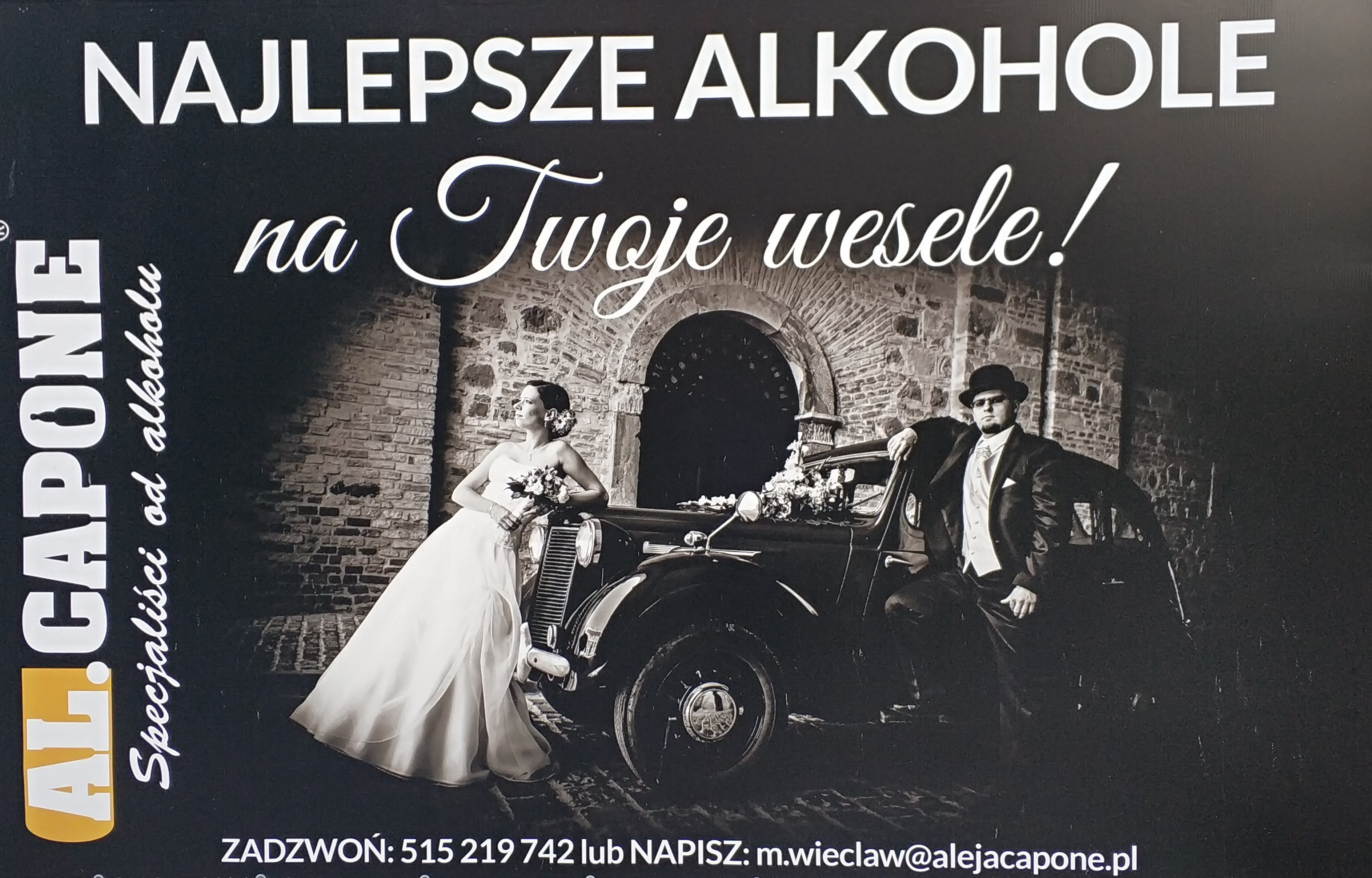 Czarno-biała reklama Hurtowni Alkoholi Al. Capone z parą młodą w stylu retro przy zabytkowym samochodzie na tle kamiennej bramy, promująca alkohole na wesela.