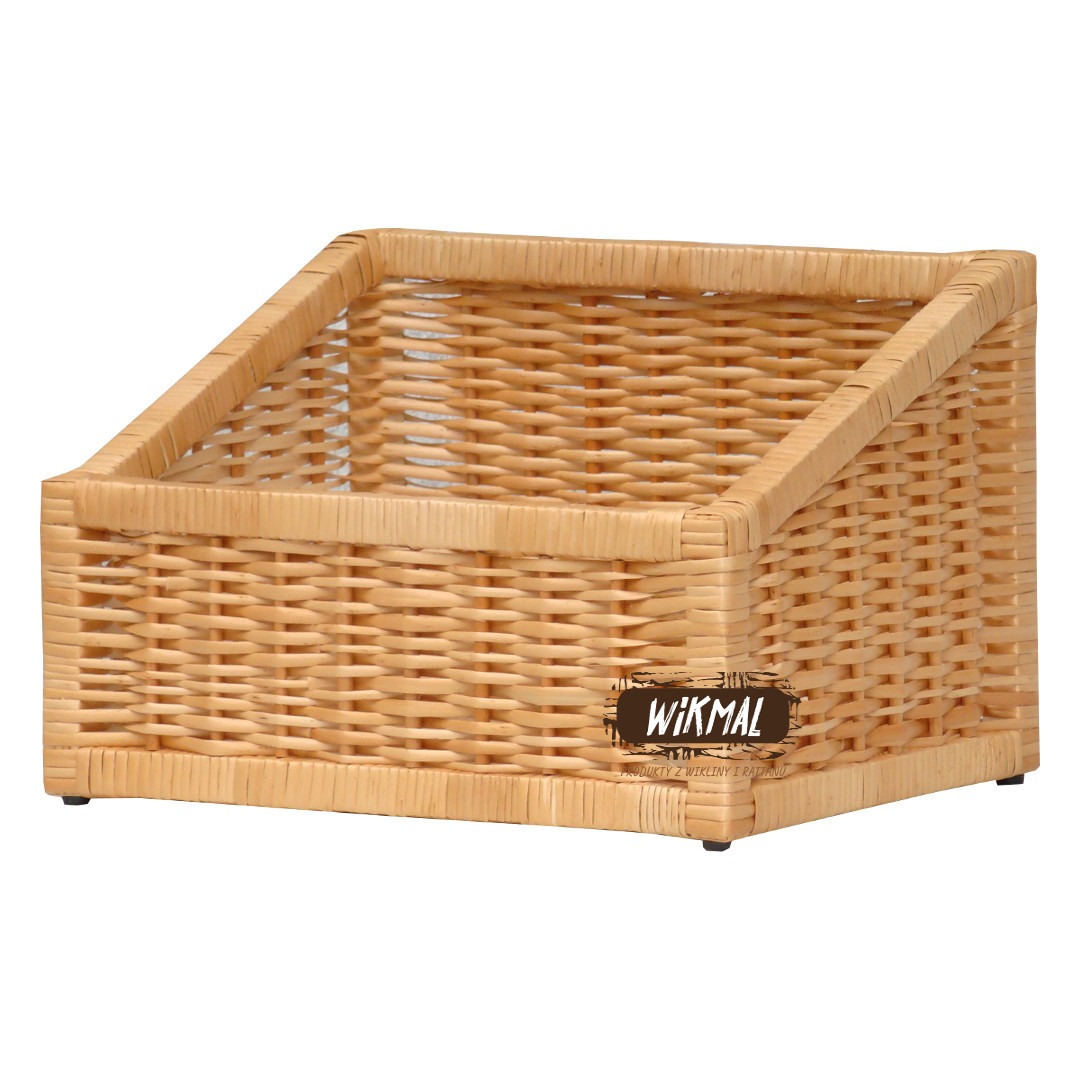 Wiklinowe kosze wystawowe do ekspozycji towaru w sklepie.