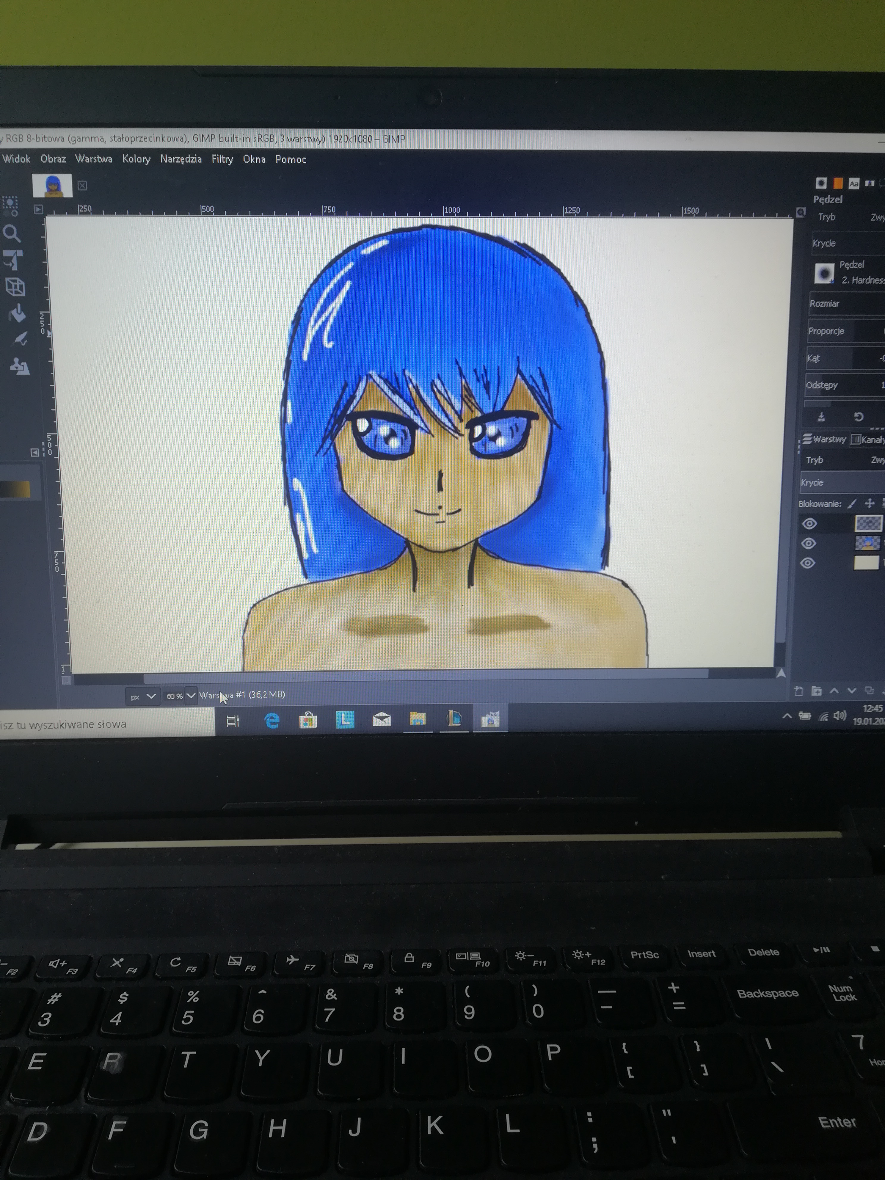 Ręcznie rysowany portret postaci anime z niebieskimi włosami, wyświetlany w programie GIMP na ekranie laptopa, widoczna klawiatura i interfejs programu graficznego.