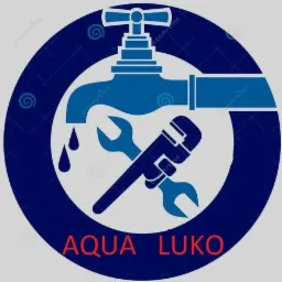 Logo firmy hydraulicznej Aqua Luko: schematyczny kran z kroplami wody, klucze hydrauliczne skrzyżowane na tle granatowego okręgu.