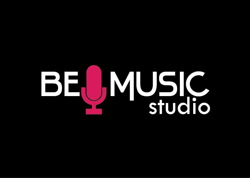 Graficzne logo studia muzycznego: biały napis 'BE MUSIC studio' z różowym mikrofonem stylizowanym na literę 'I' w słowie MUSIC, na czarnym tle.