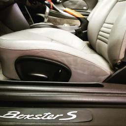 Porsche Boxster S 🧡 Personalizacja. Zmiana koloru kierownicy, hamulca i elementów nad siedzeniami