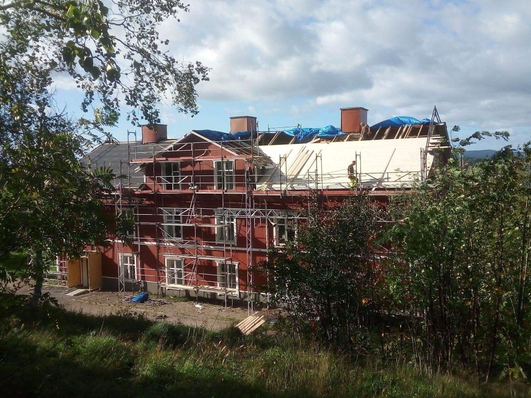 Kompletana renowacja fasady i wymiana dachu na budynku wielorodzinnym Sundsval