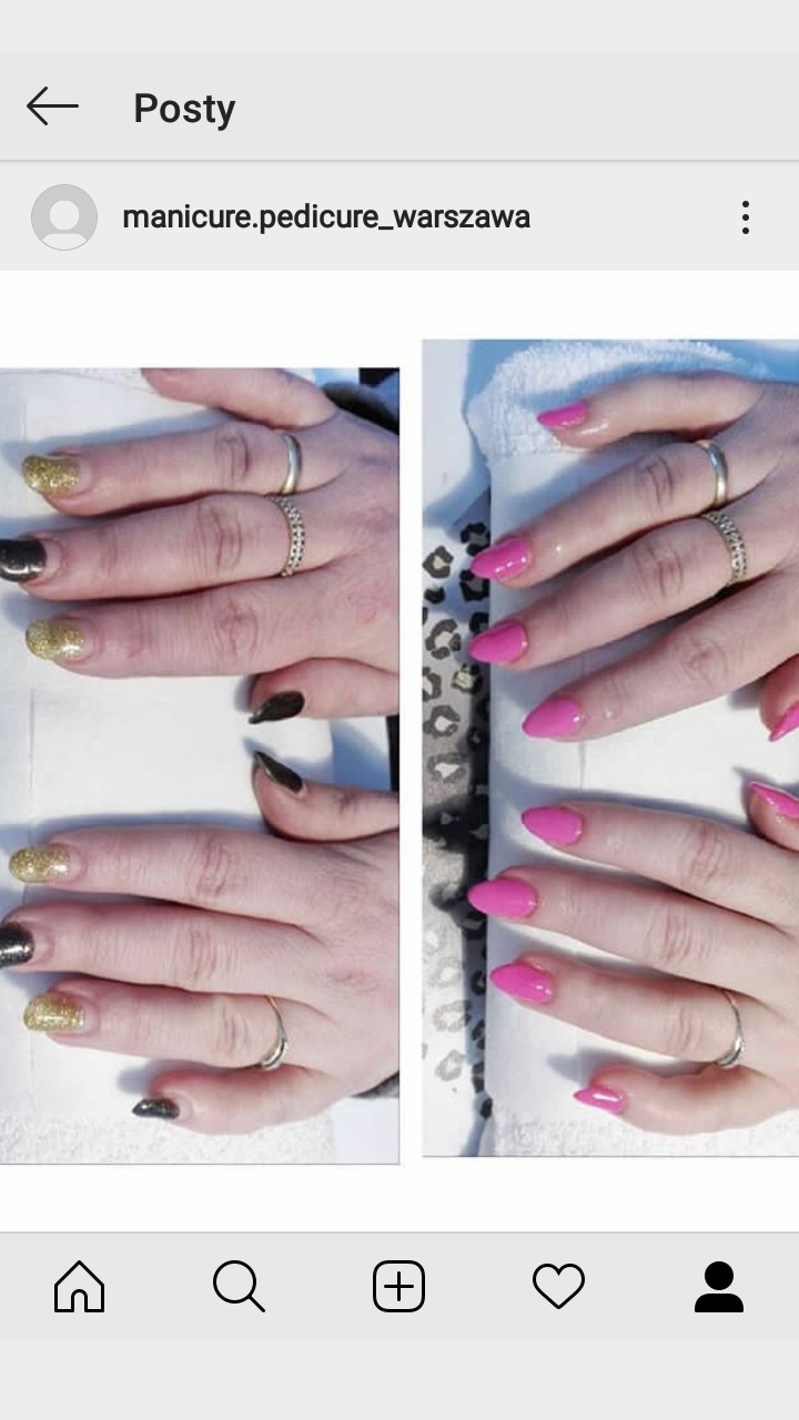 Dwie pary dłoni z pomalowanymi paznokciami: po lewej złoto-czarne, po prawej różowe, każda dłoń z dwoma pierścionkami, ułożone na białym i wzorzystym tle.