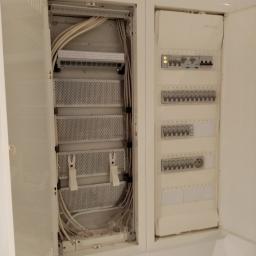 Jest to rozdzielnia elektryczna i multimedialna wykonana w całości na nowo, celem była wymiana całej instalacji elektrycznej, doprowadzenie 3 faz do mieszkania, wymiana licznika na 3- fazowy + wykonanie instalacji multimedialnej w każdym z pokoi.