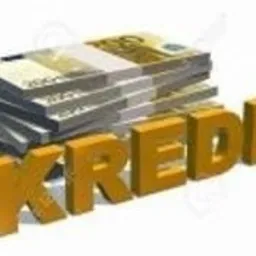 Stos banknotów euro z napisem 'KREDIT' w trójwymiarowych, złotych literach na pierwszym planie.