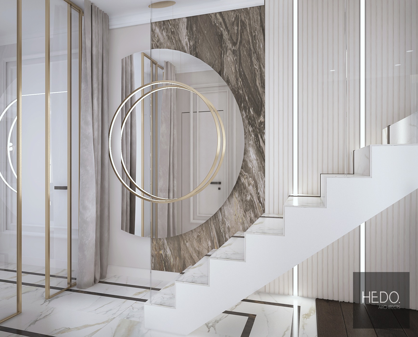Nowoczesne wnętrze domu z białymi schodami, marmurową podłogą i ścianą z dekoracyjnym lustrem w kształcie okręgu, oświetlonym złotymi lampami. Widoczny fragment szklanej ściany z złotymi ramami...