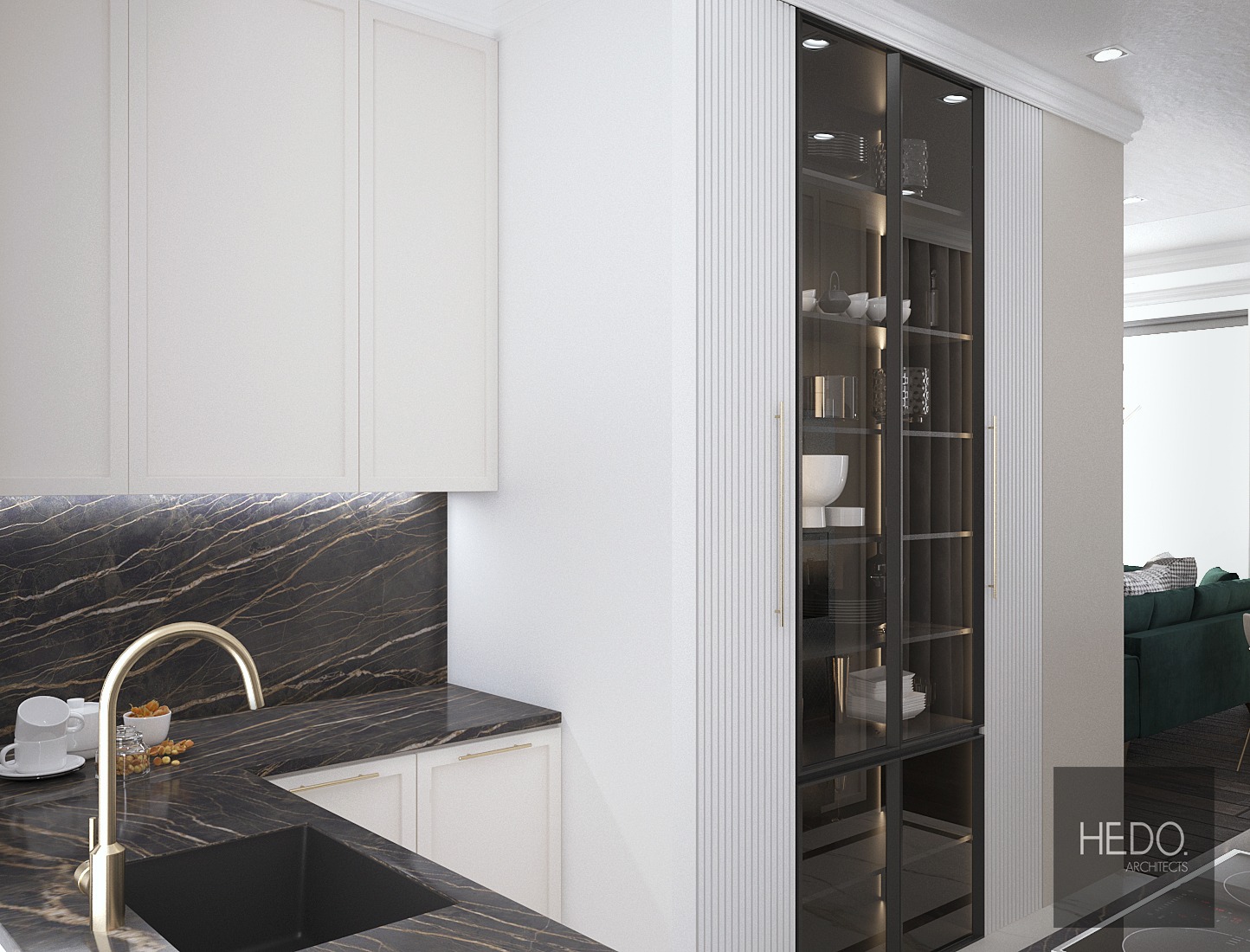 Nowoczesna kuchnia z czarnym blatem marmurowym z złotymi żyłami, złotą baterią, białymi szafkami i szklaną witryną z dekoracyjną listwą.