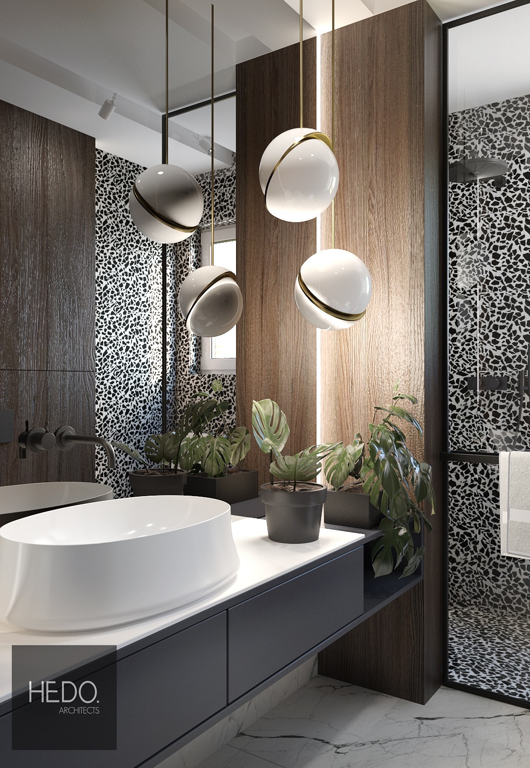 Nowoczesna łazienka z owalną umywalką nablatową, drewnianymi panelami, mozaiką na ścianach i wiszącymi lampami kulami z elementami złota, dopełniona zielonymi roślinami w doniczkach.