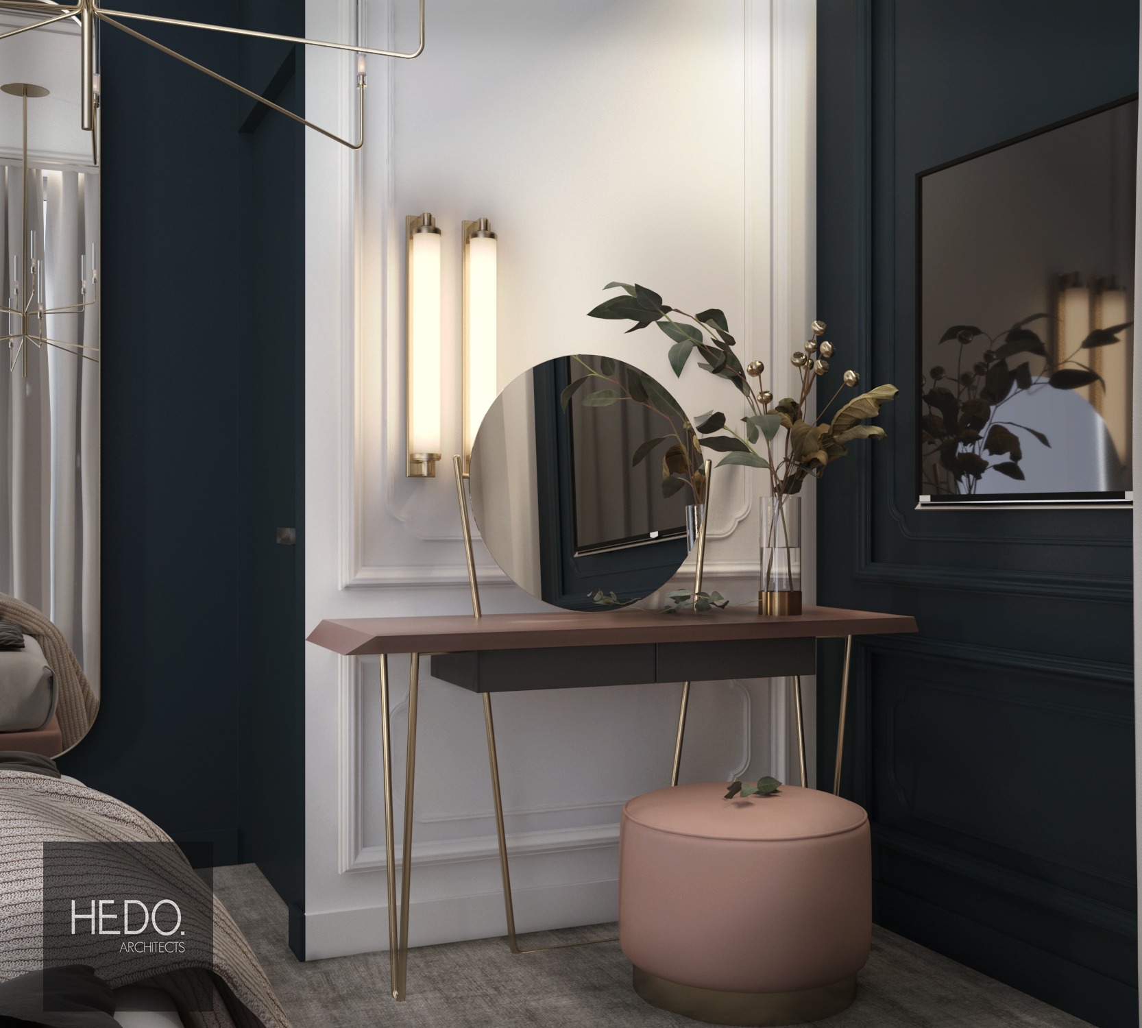 Toaletka z okrągłym lustrem, oświetleniem ściennym i pudrowo-różowym pufem w eleganckiej sypialni z ciemnymi ścianami i sztukateriami.