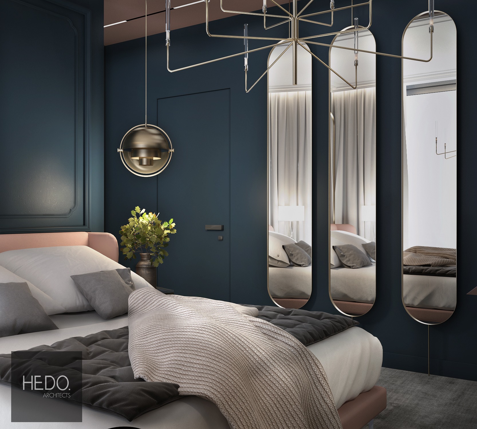 Nowoczesna sypialnia w odcieniach granatu i różu z trzema wysokimi lustrami, designerską lampą wiszącą i dekoracyjnym oświetleniem. Widoczne łóżko z szarymi poduszkami i wzorzystą narzutą.