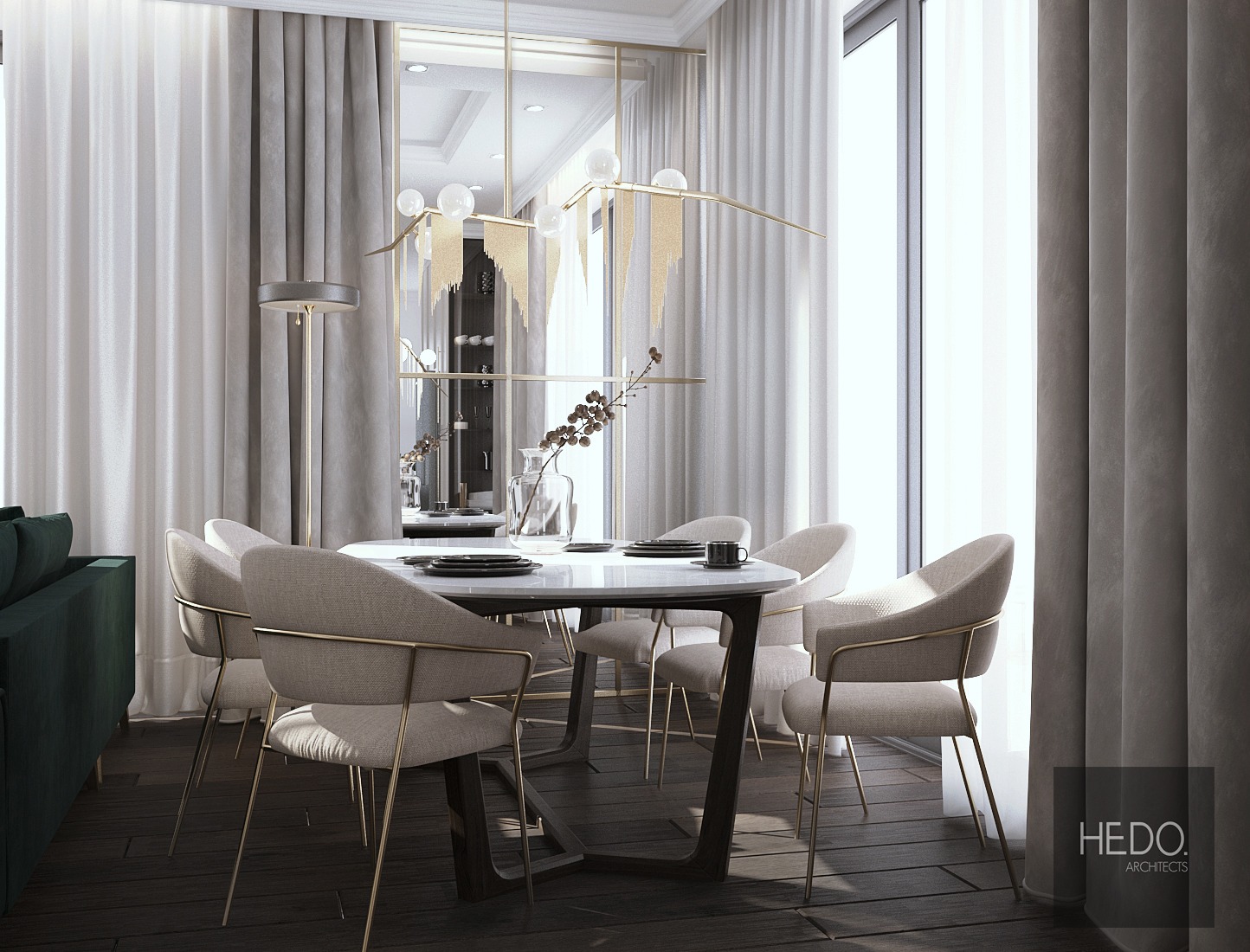 Elegancka jadalnia w odcieniach szarości i beżu z okrągłym stołem z białym blatem, krzesłami z tapicerowanymi siedziskami i złotymi nogami, nowoczesną lampą wiszącą z elementami złota i wysokimi...