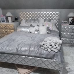 Sypialnia z tapicerowanym łóżkiem i szufladami. 