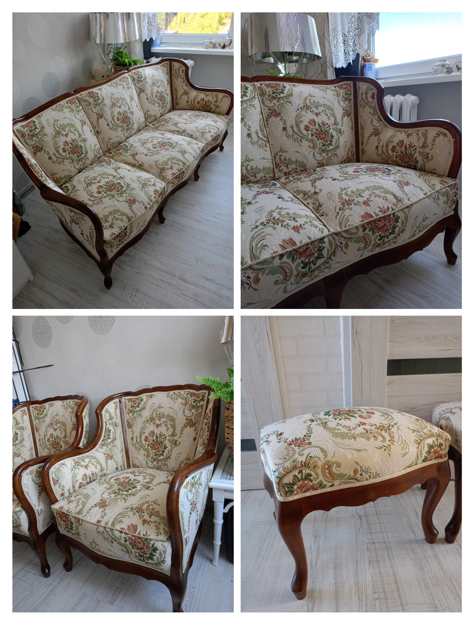 Zestaw mebli wypoczynkowych w stylu retro: sofa trzyosobowa, dwa fotele i pufa tapicerowane kremową tkaniną w kwiatowy wzór, z ciemnobrązowymi drewnianymi ramami i nóżkami.