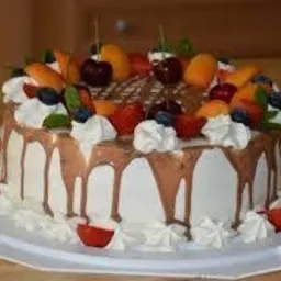 tort z masa z bialej czekolady i malinami,oraz oreo