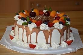 tort z masa z bialej czekolady i malinami,oraz oreo