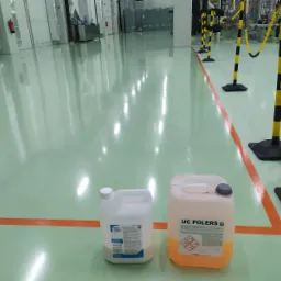 Po doczyszczeniu posadzki i zabezpieczeniu jej 3 powłokami polimerowymi.