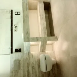 Wykończona łazienka w Dęblinie z toaletą wiszącą i zabudową z płytek imitujących drewno, widoczne wnęki ścienne.