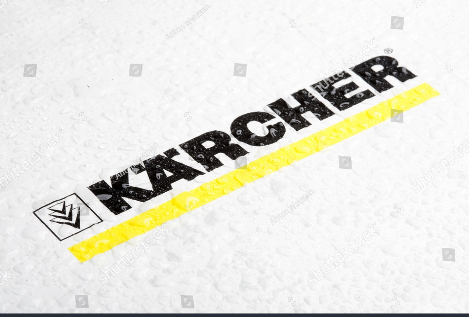 Logo firmy Karcher na białym tle z kroplami wody