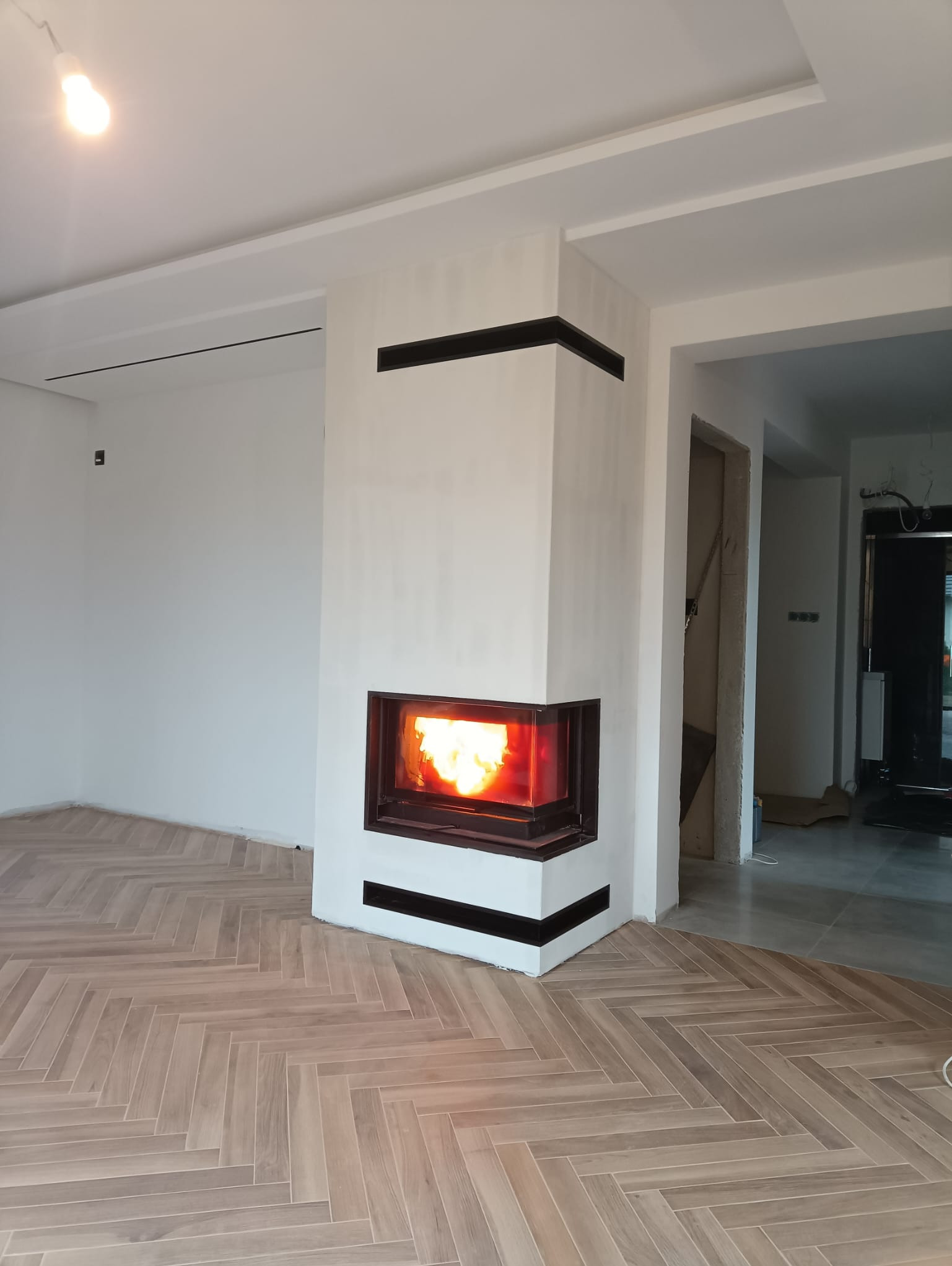 Wkład z płaszczem wodnym firmy Unico obłożony delikatną ramka z czarnego granitu.