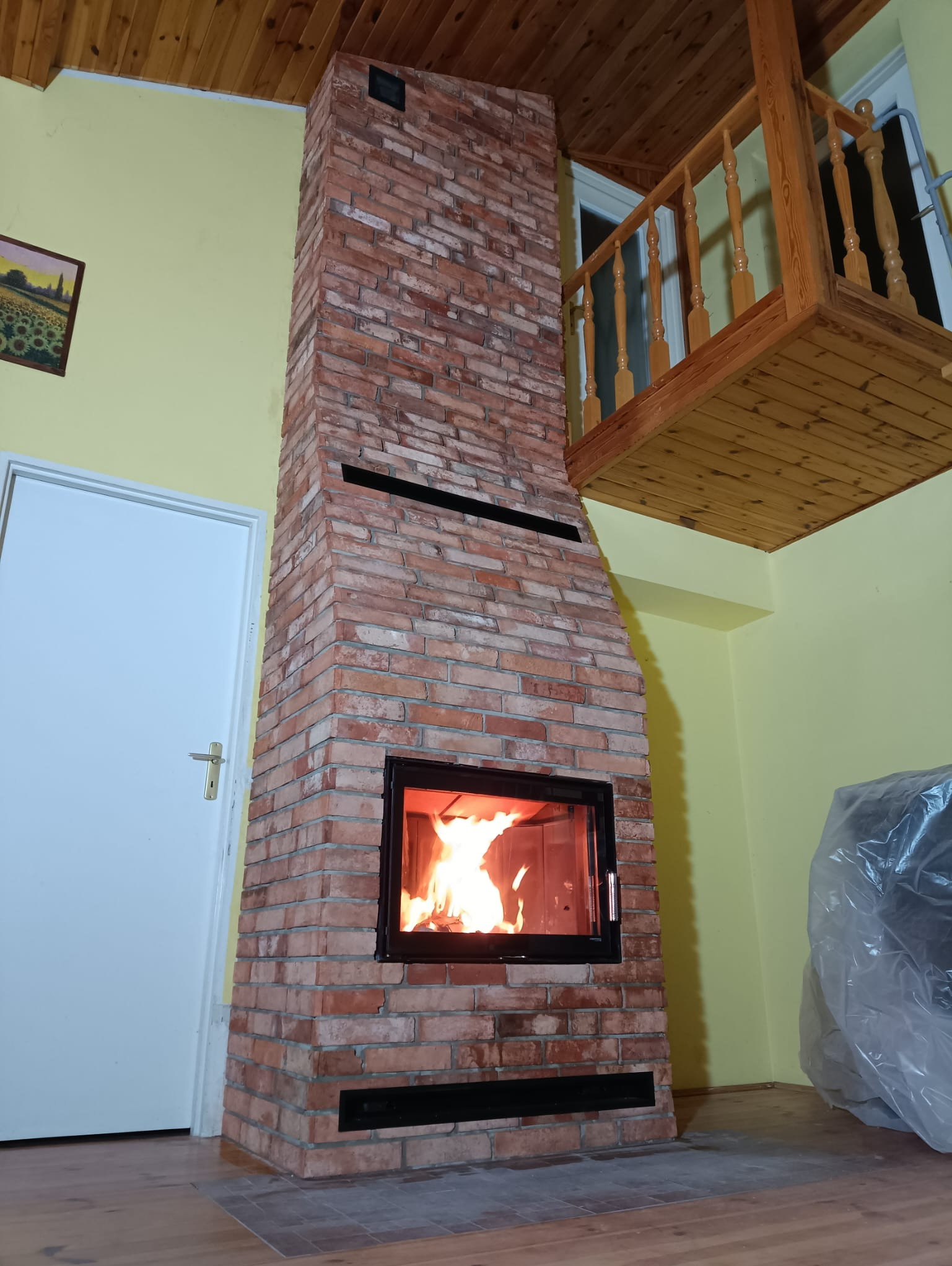 Stary zużyty wkład zastąpił nowy Defro Intra ME w okładzinie starej cegły.