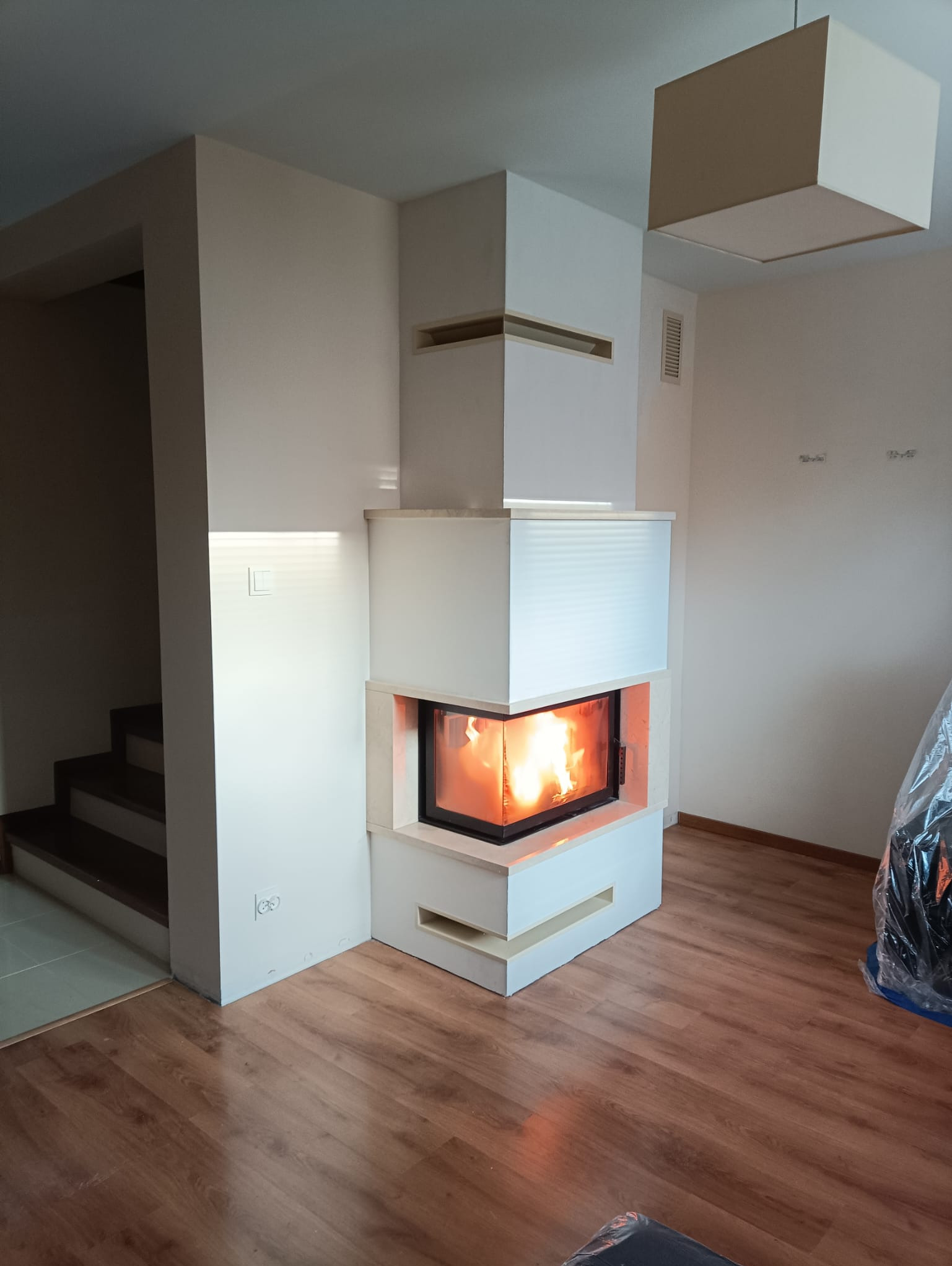 Wkład narożny firmy Defro model Impuls SM BL obłożony kamieniem naturalnym Crema Marfil