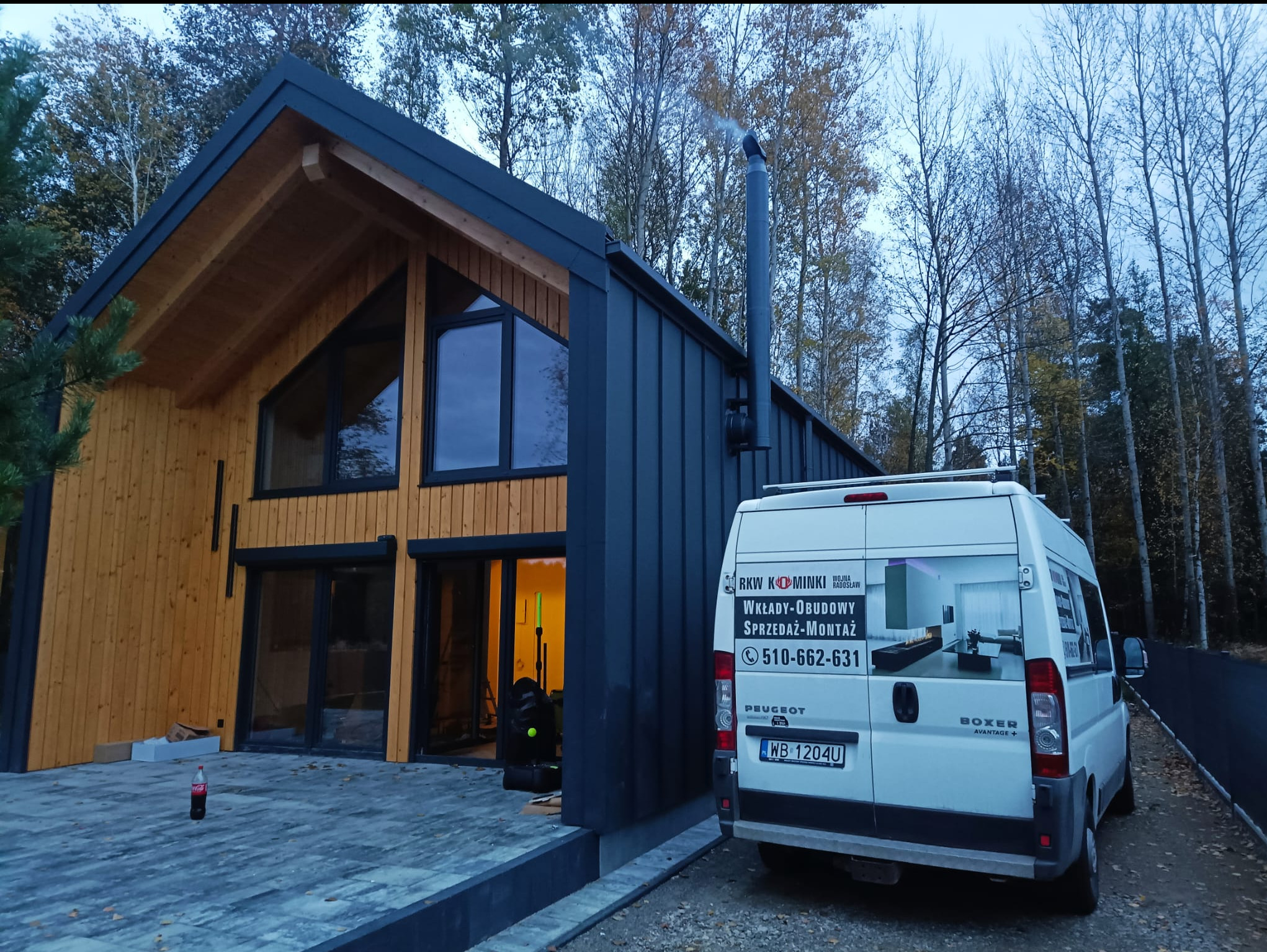 Izolowany komin w kolorze RAL. Do tego piecyk Skantherm