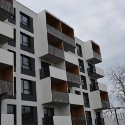 Bloki mieszkalne – zabudowa balkonów – Wrocław