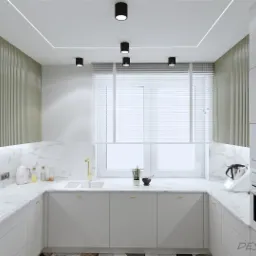 Elegancka, nowoczesna kuchnia z białymi szafkami o geometrycznym wzorze, marmurowym blatem, złotą armaturą i oświetleniem punktowym na suficie.