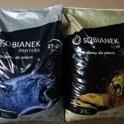 Dwa worki opału marki Sobianek: jeden z panterą, drugi z lwem, oba z informacją 'Dajemy do pieca', waga 25 kg.