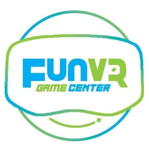 Logo FUNVR Game Center w kształcie gogli VR z niebiesko-zielonym gradientem, otoczone okręgiem z podobnym gradientem.