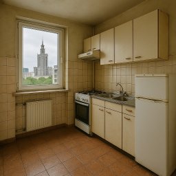 Lammos Floor - Kuchnia w mieszkaniu z widokiem na Pałac Kultury, brązowe płytki na podłodze i ścianach, kremowe szafki, biała lodówka. Widok z okna na zieleń i budynki.