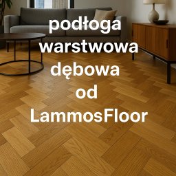 Lammos Floor - Parkiet dębowy ułożony we wzór jodełki francuskiej, z widokiem na Pałac Kultury w tle. Nowoczesne wnętrze z szarą sofą i drewnianą komodą.