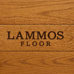 Jasne, drewniane panele podłogowe z wygrawerowanym napisem 'LAMMOS FLOOR', ukazujące unikalny wzór słojów i precyzję wykonania.