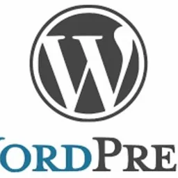 Logo WordPress: stylizowana litera W w szarym okręgu nad nazwą 'WordPress' w kolorze niebiesko-szarym.