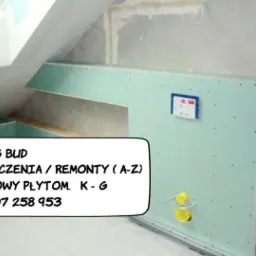 Zabudowa z płyt gipsowo-kartonowych w trakcie montażu na poddaszu, widoczne elementy instalacji wodnej i fragment okna dachowego.