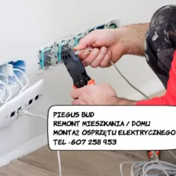 Instalacja gniazd sieciowych w ścianie, widoczne przewody i narzędzie do zaciskania końcówek, instalator w odzieży roboczej.