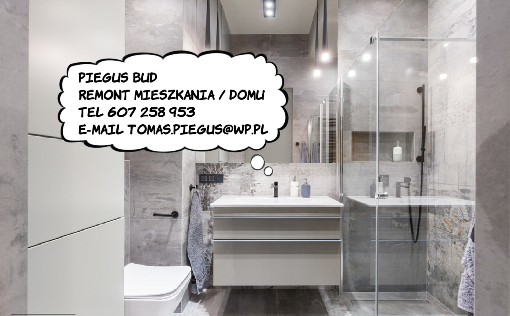 Nowoczesna łazienka z szarymi płytkami imitującymi kamień, szafka pod umywalką w kolorze beżowym, kabina prysznicowa ze szkła, wisząca miska WC, czarne akcenty armatury i dodatków, widoczny ręcznik...