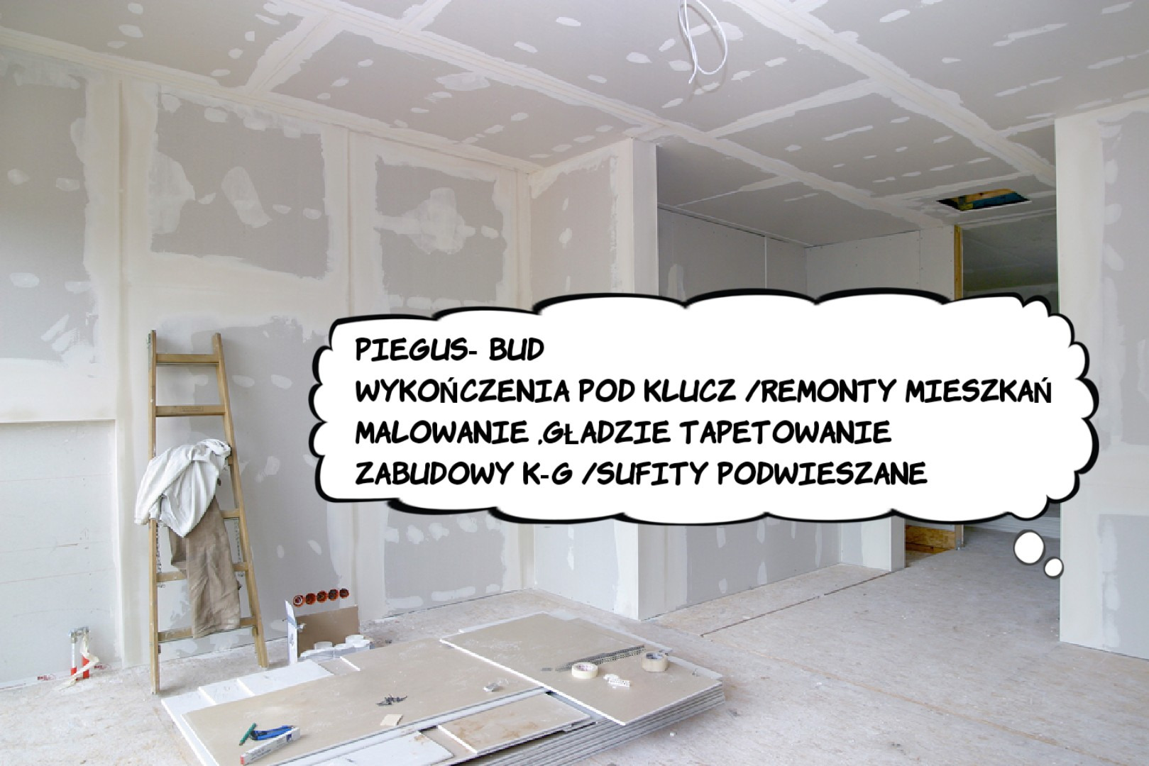 Wnętrze w trakcie remontu: ściany i sufit pokryte płytami gipsowo-kartonowymi, widoczna drabina oparta o ścianę, na podłodze leżą płyty g-k i narzędzia.