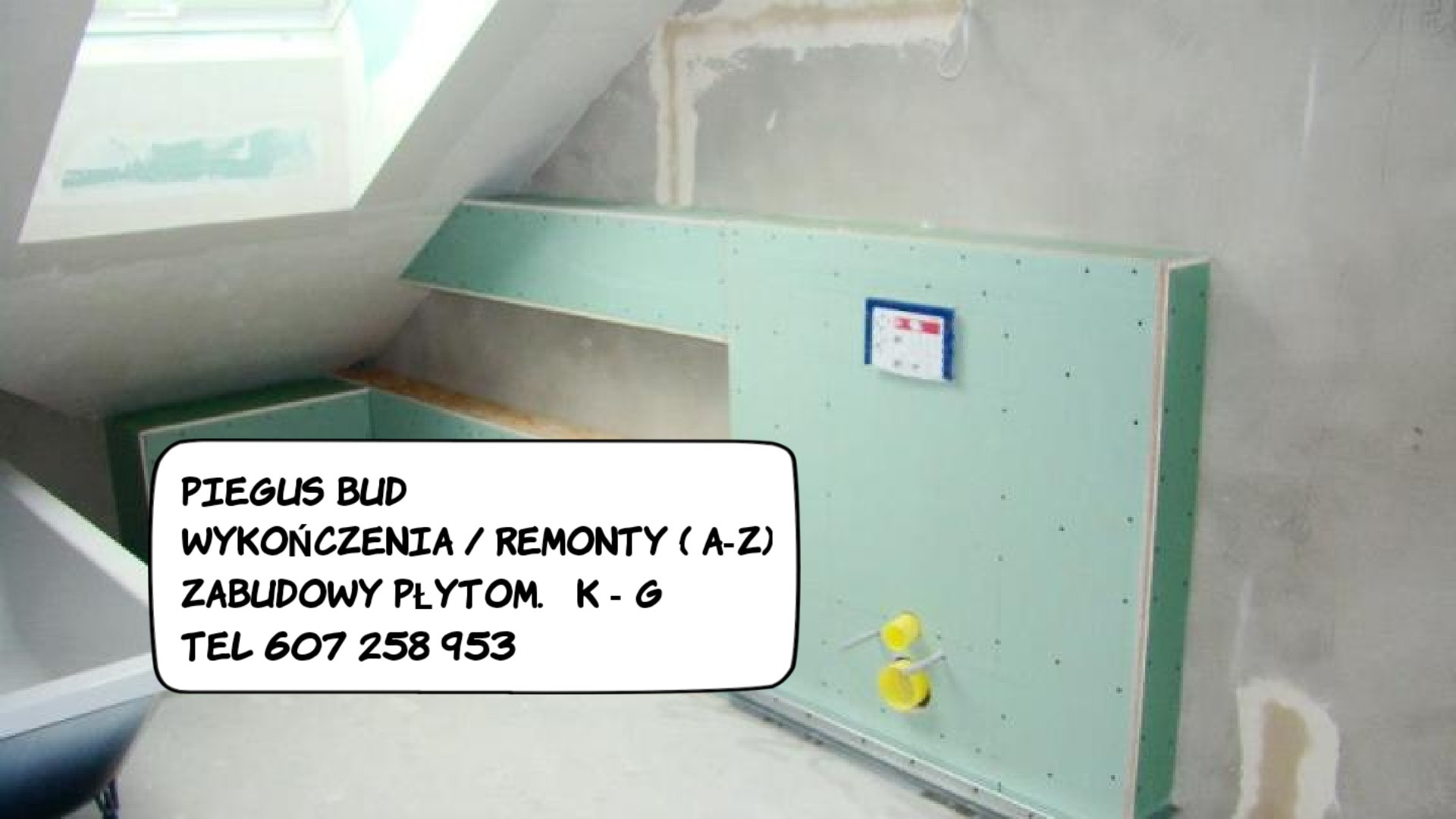 Zabudowa z płyt gipsowo-kartonowych w trakcie montażu na poddaszu, widoczne elementy instalacji wodnej i fragment okna dachowego.