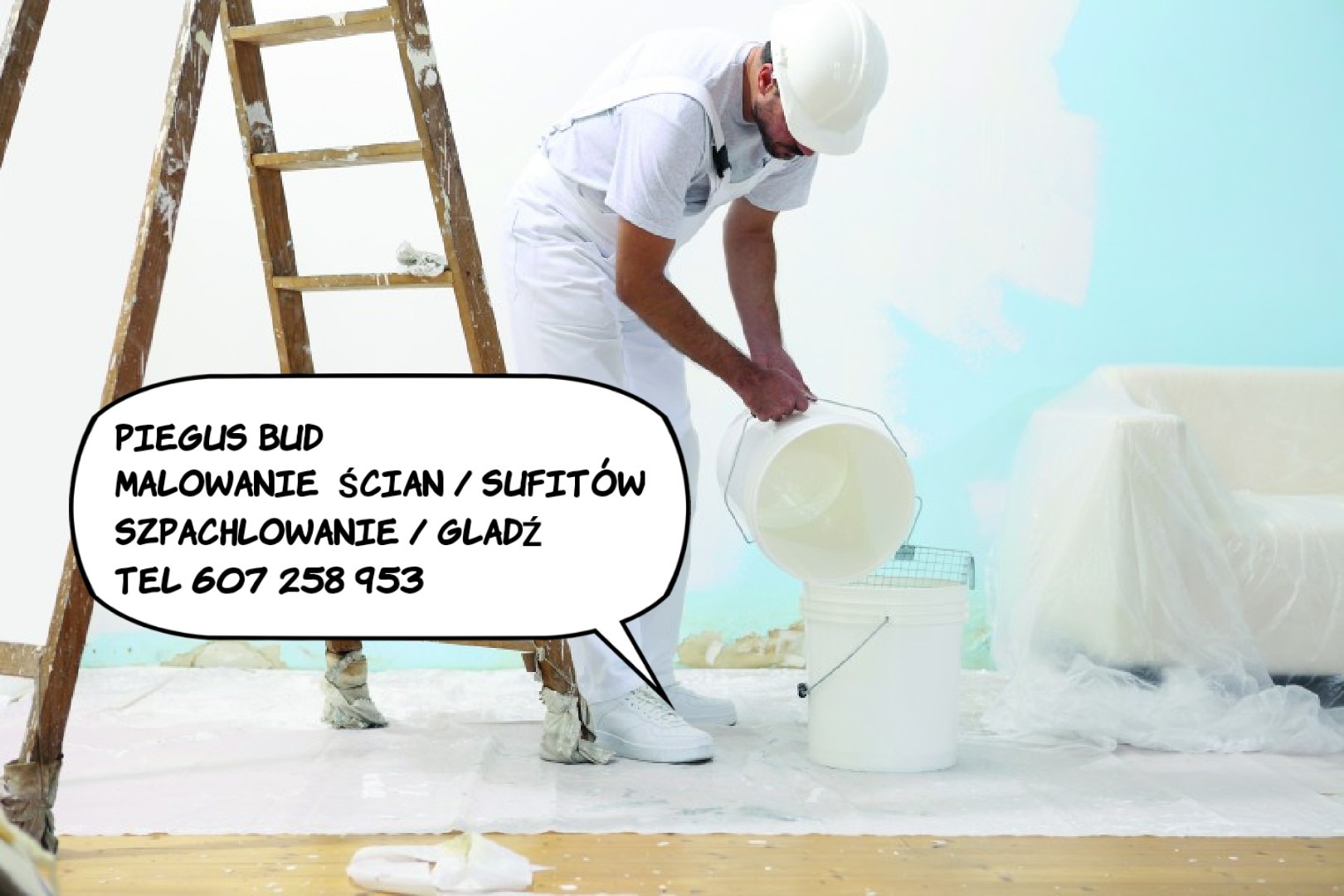 Malarz w białym kombinezonie i kasku przelewa farbę z jednego wiadra do drugiego, drabina oparta o ścianę, zabezpieczona folią kanapa w tle, podłoga pokryta folią ochronną.