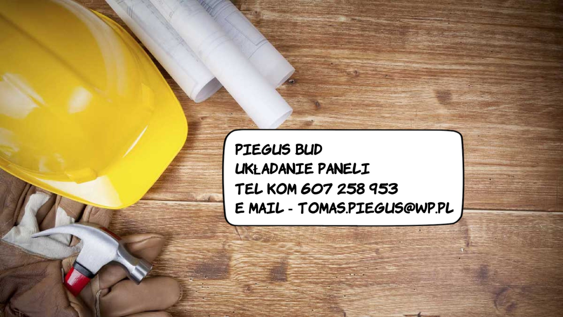 Żółty kask budowlany, zwinięte plany, rękawice robocze, młotek i wizytówka firmy Piegus Bud układającej panele na drewnianym tle.