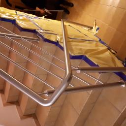 WELDER-SERWIS OLGA SIWIK - Montaż metalowej konstrukcji zabezpieczającej na schodach, zabezpieczonych folią malarską.