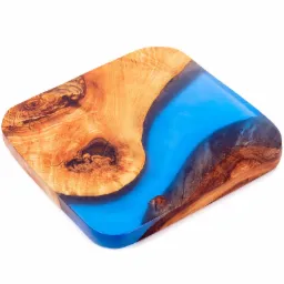 Deska do krojenia z drewna oliwkowego z żywicą epoksydową w kolorze błękitu, widoczne słoje i naturalne pęknięcia drewna.