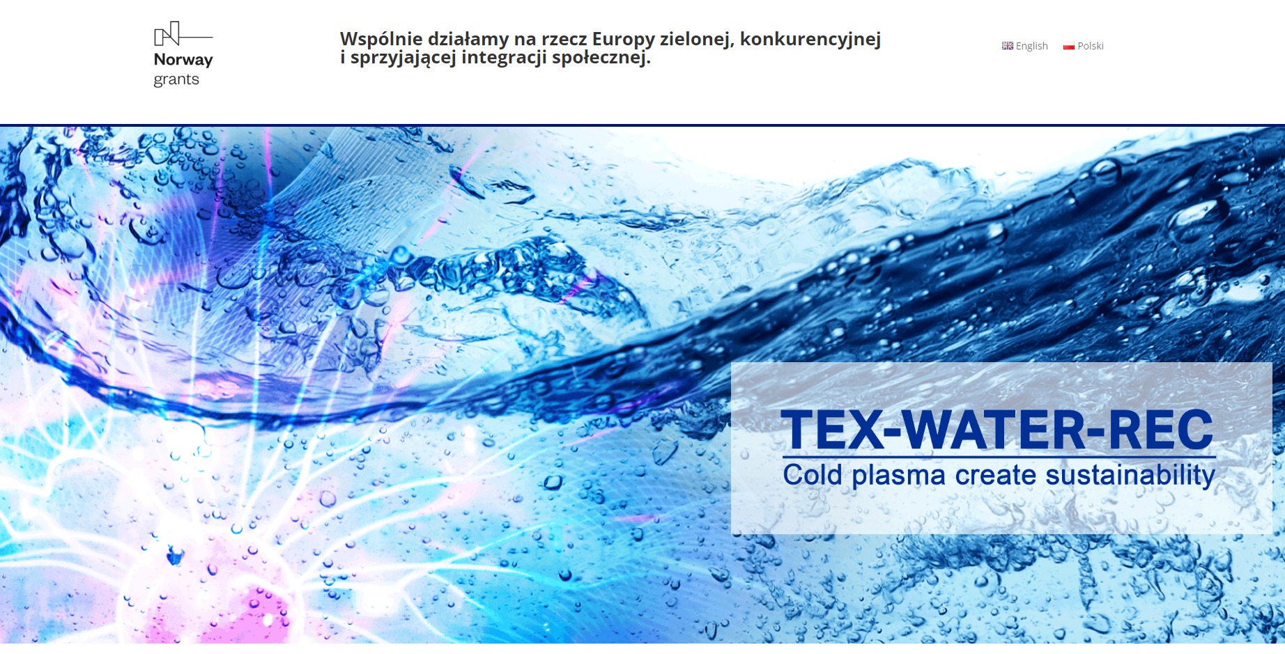 Abstrakcyjne ujęcie wody w ruchu z efektem wizualnym plazmy i tekstem 'TEX-WATER-REC Cold plasma create sustainability', sugerujące innowacyjne podejście do zrównoważonego rozwoju.