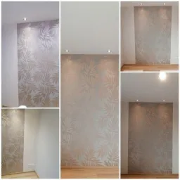 Ściana po malowaniu z wzorem liści w odcieniach beżu i szarości, oświetlona punktowymi lampami sufitowymi, widoczna z różnych perspektyw w formie kolażu.