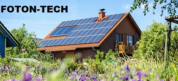 Dom jednorodzinny z panelami słonecznymi na dachu, widok z poziomu ogrodu z kwitnącymi kwiatami, logo firmy w lewym górnym rogu.