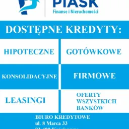 Niebiesko-biały plakat informujący o dostępnych kredytach: hipotecznym, got&oacute;wkowym, konsolidacyjnym, firmowym oraz leasingach, z logo firmy 'PIASK Finanse i Nieruchomości' i danymi kontaktowymi biura.